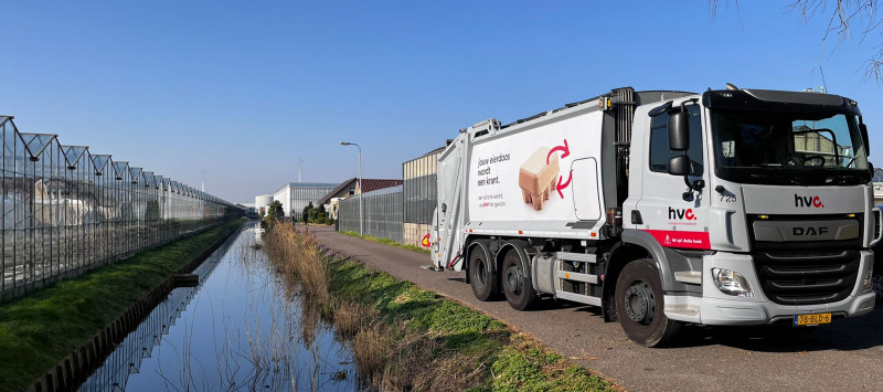 vrachtwagen bij kas in het Westland