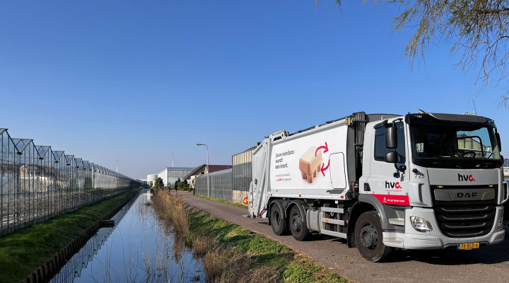 vrachtwagen bij kas in het Westland