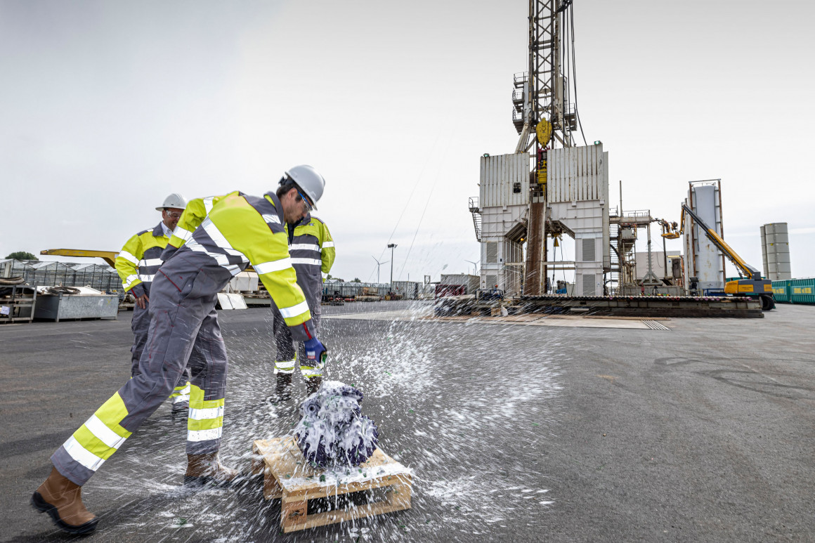 stukslaan champagnefles aardwarmte Maasdijk